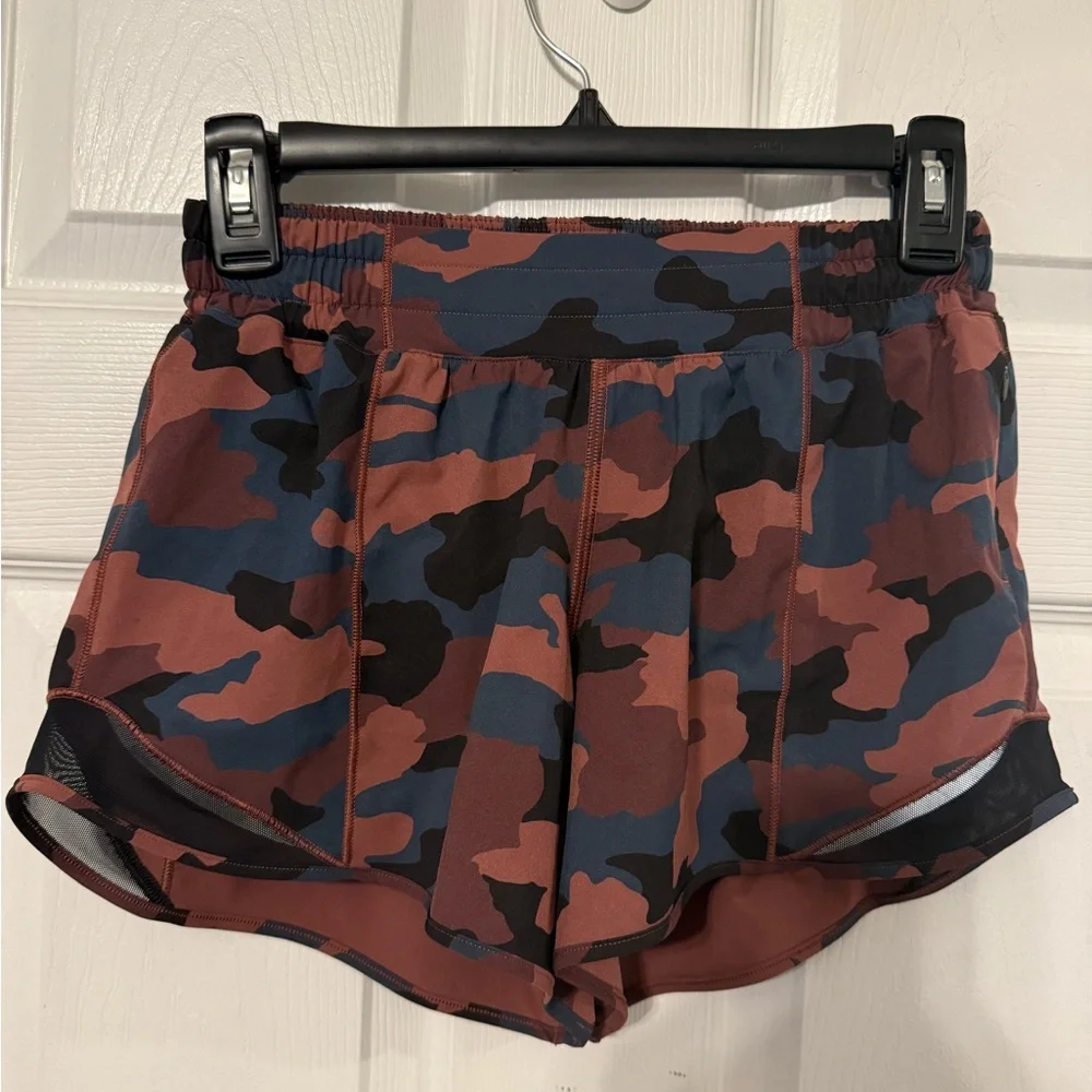 lululemon athletica Women’s Hotty Hot Red Camo Shorts. Size 4